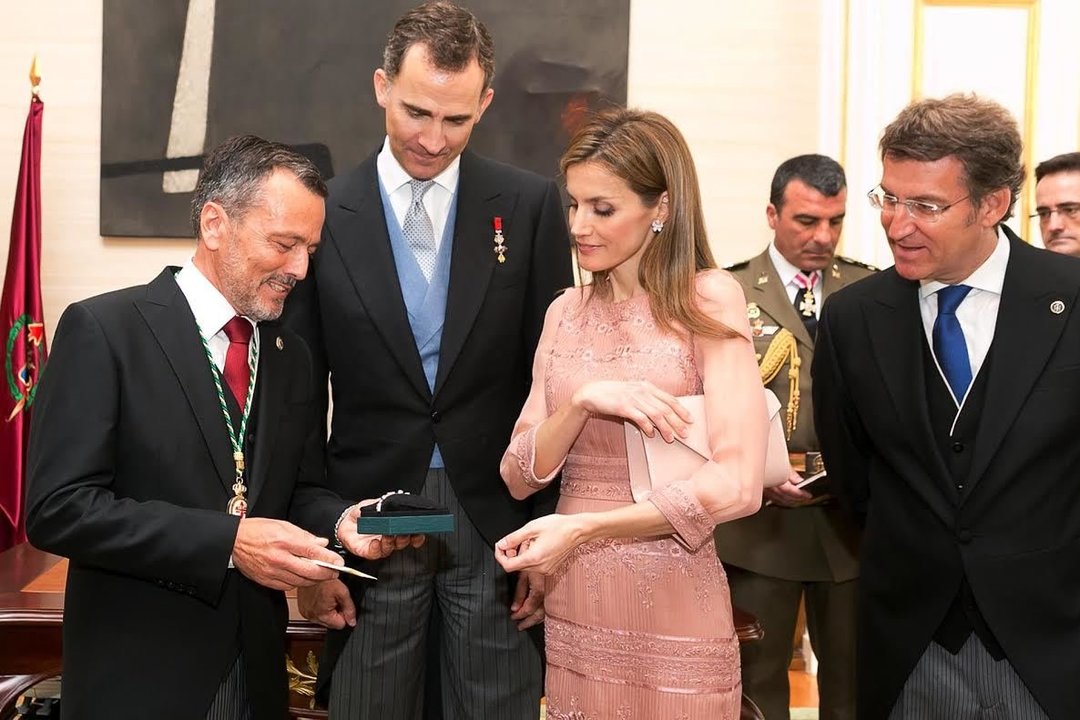 Hernández entrega la pulsera de peregrina a doña Letizia.