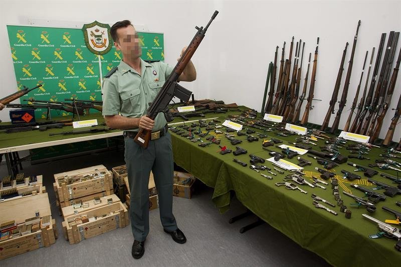 Imagen de uno de los mayores arsenales de armas y explosivos conocidos hasta la fecha en España localizado por la Guardia Civil en Málaga