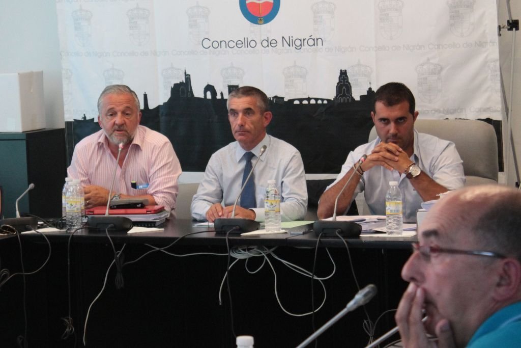 El Concejal de Hacienda Alberto García y el alcalde Alberto Valverde durante el pleno del mes de julio.  