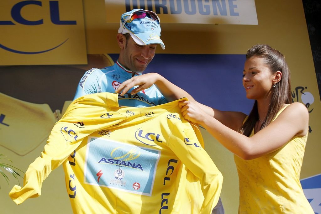 Vincenzo Nibali se enfunda el maillot amarillo con el que hoy llegará a los Campos Elíseos de París.