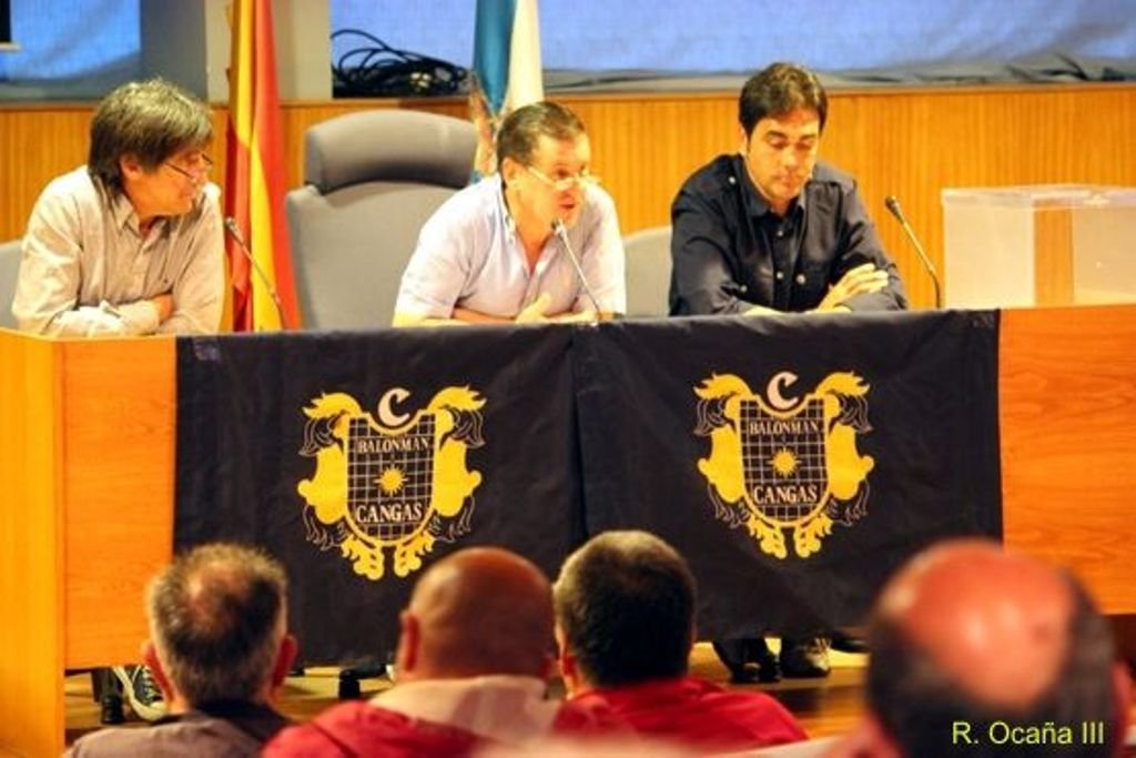 Manuel Camiña, presidiendo la última asamblea de socios del Balonmán Cangas.