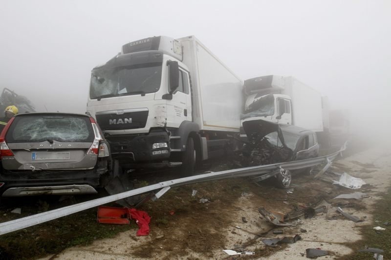 Dos camiones y dos turismos, todavía empotrados poco después del accidente.