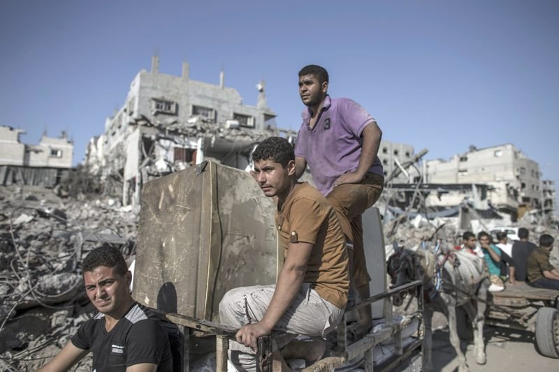 Un grupo de palestinos abandona una de las zonas bombardeadas por Israel.