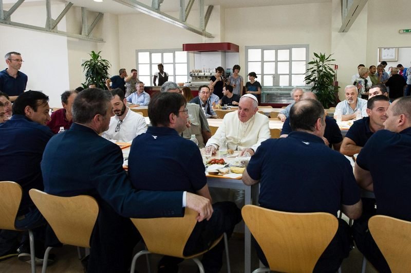 Francisco, compartiendo mesa y bandeja con un grupo de trabajadores en una de las cantinas del Vaticano.