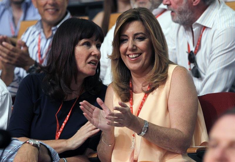 La secretaria general de los socialistas andaluces, Susana Díaz (d), y la que será nueva presidenta del PSOE, Micaela Navarro