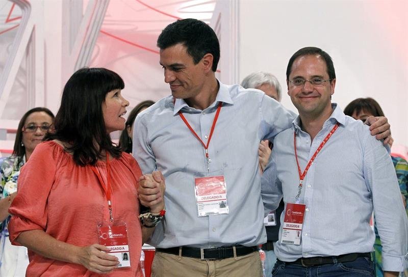 El nuevo líder del PSOE, Pedro Sánchez, acompañado de la presidenta del partido, Micaela Navarro y el secretario de Organización y Acción Electoral, César Luena