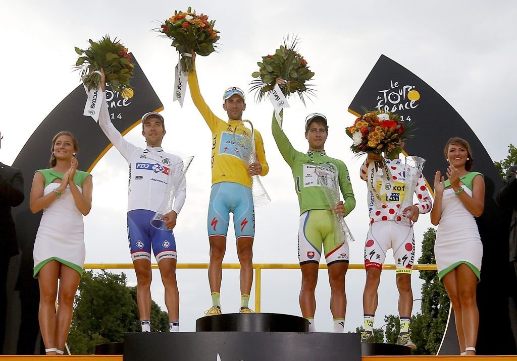Vincenzo Nibali, acompañado en el podio de París por Pinot como mejor joven, Sagan como líder de la regularidad y Majka como el mejor escalador del Tour de Francia 2014.