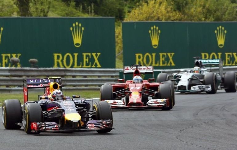 Daniel Ricciardo precede a Fernando Alonso y Lewis Hamilton en las últimas vuelta del Gran Premio de Hungría, ayer en Hungaroring.
