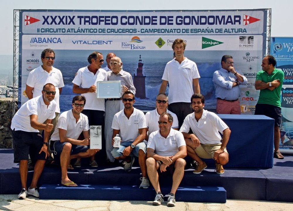 La tripulación del "Fifty" con Rafael Olmedo, presidente del Monte Real.