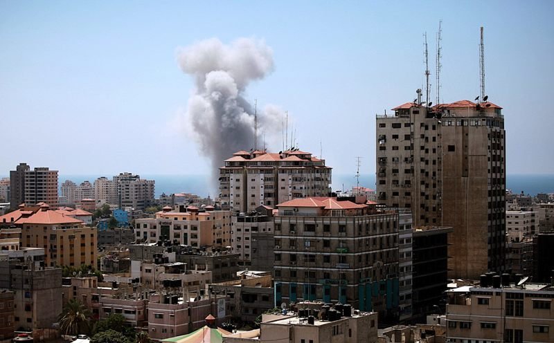 Columna de humo tras una explosión en Gaza.