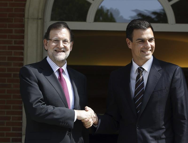 El presidente del Gobierno, Mariano Rajoy (i), recibe al nuevo secretario general del PSOE, Pedro Sánchez (d)