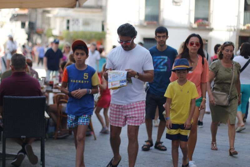 Miles de turistas llegaron ayer a la ciudad, procedentes del “Indepedence of the Seas”, en una jornada de calor, con los termómetros subiendo tras un domingo suave.
