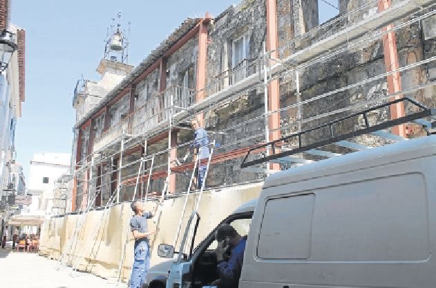 Operarios trabajan en el andamiaje de su fachada, que comparte espacio con terrazas