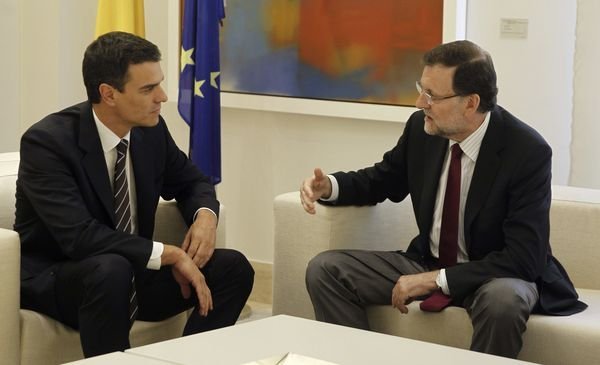 El presidente del Gobierno, Mariano Rajoy, conversa con el líder del PSOE, Pedro Sánchez.