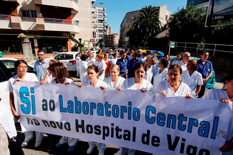 Más de cien personas se manifestaron por las inmediaciones del Hospital Xeral.