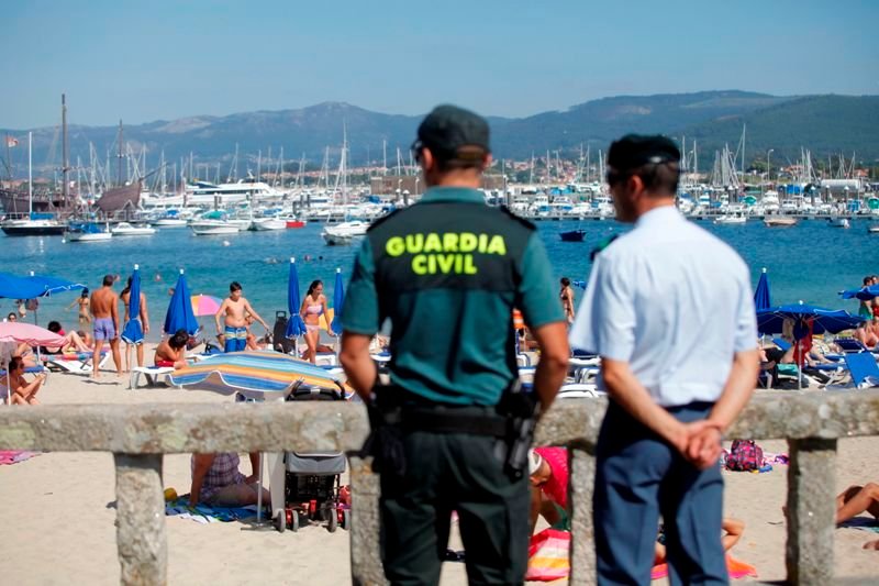 Un agente de la GNR portuguesa y otro de la Guardia Civil, el  lunes en la playa de Baiona. 