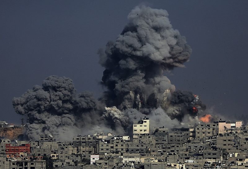Un proyectil israelí impacta sobre los ya masacrados edificios de Gaza.