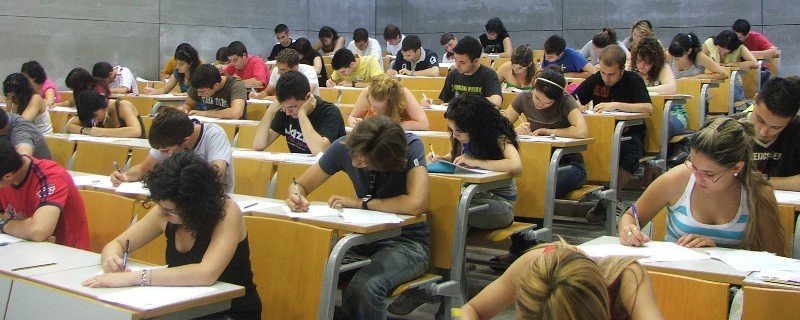 Un grupo de alumnos universitarios durante un examen.