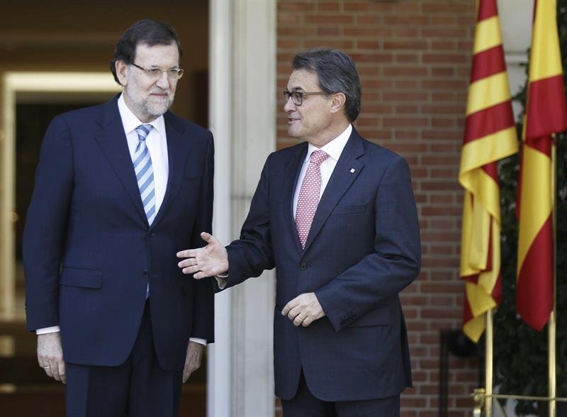 Rajoy y Artur Mas conversan momentos antes de la reunión (Foto: EFE)