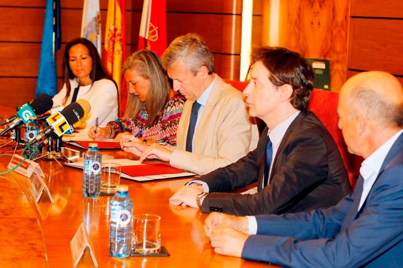 Pedrosa y Rueda, ayer, firmando el convenio en Vigo.