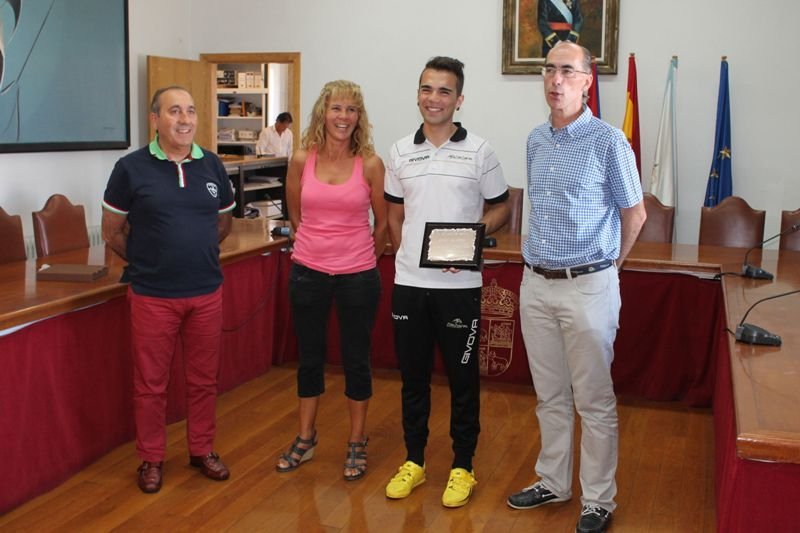Baiona entrega un reconocimiento al deportista Adrián Valverde 