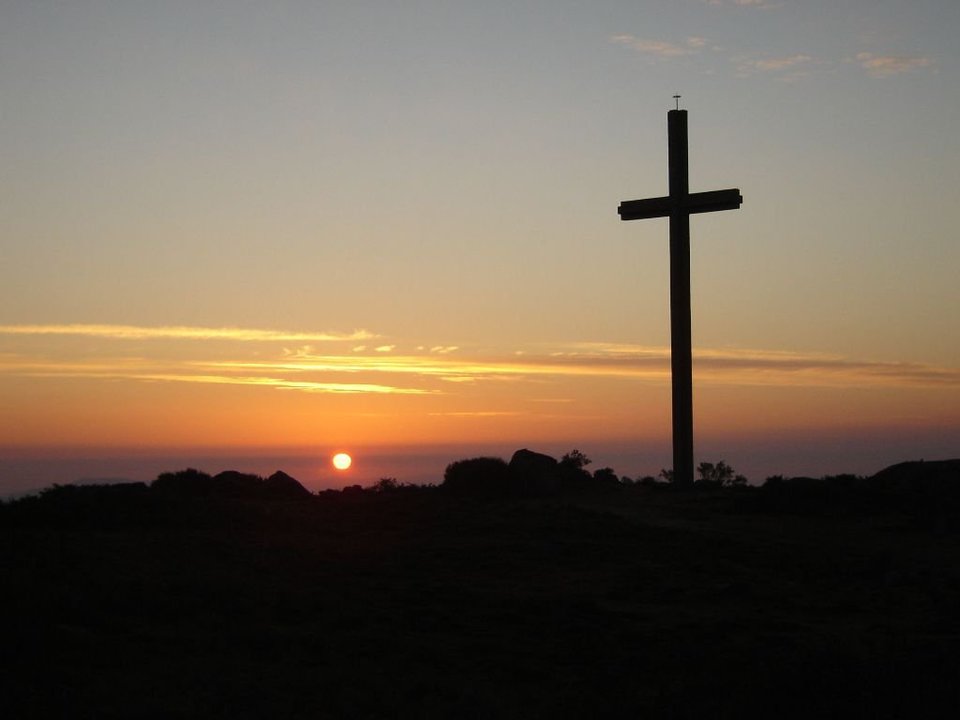 Puesta se sol desde la 'Cruz da Paradanta', que corona el monte como punto final del Vía Crucis.