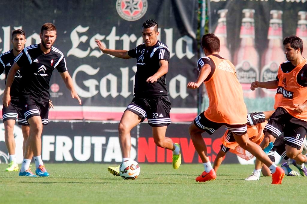 Cabral se dispone a golpear el balón durante el último entrenamiento antes de viajar a Inglaterra, ayer, en las instalaciones de A Madroa.
