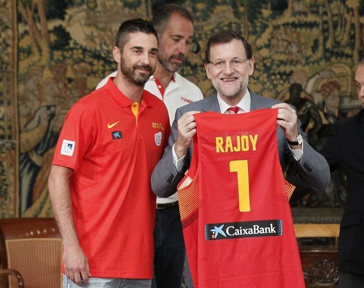 Juan Carlos Navarro entregó una camiseta a Rajoy.