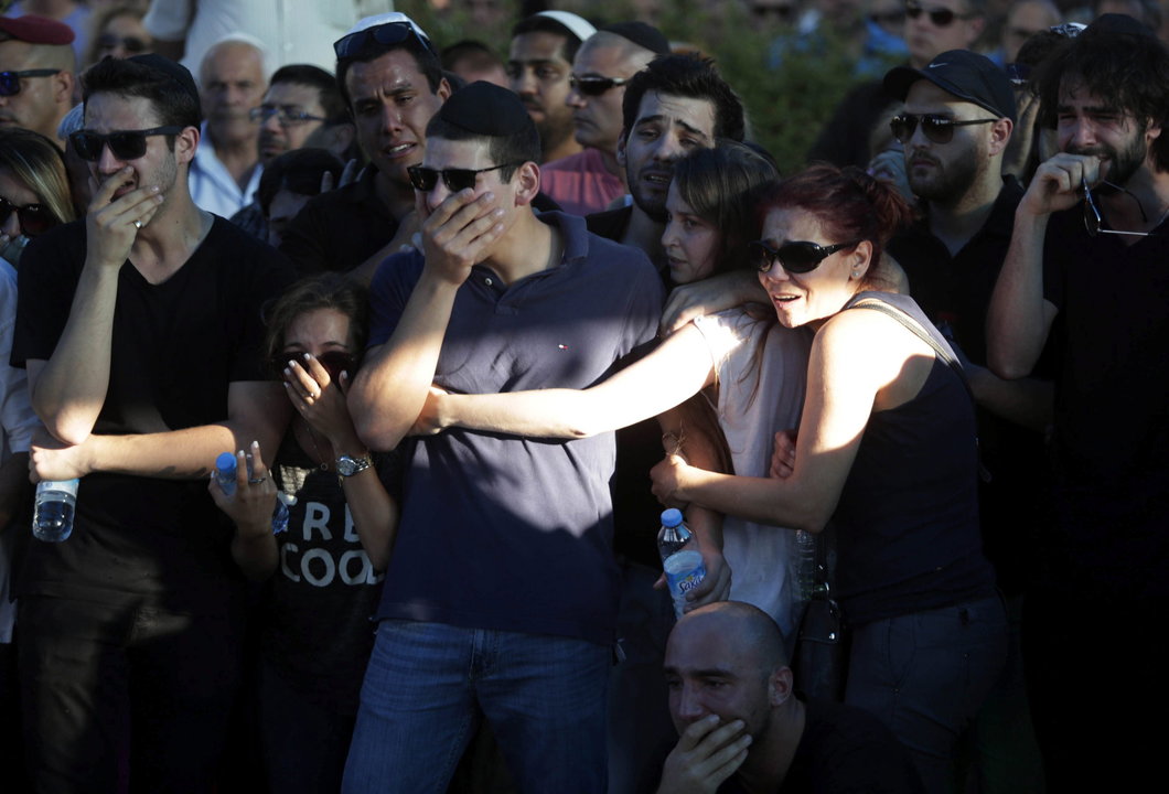 Compañeros de un soldado israelí muerto en combate lloran en el cementerio de de Rishon Lezion.