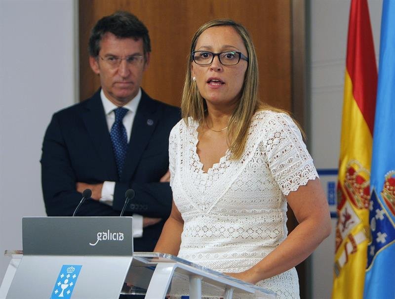 La conselleira de Facenda de la Xunta de Galicia, Elena Muñoz, acompañada por el presidente de la Xunta, Alberto Núñez Feijóo
