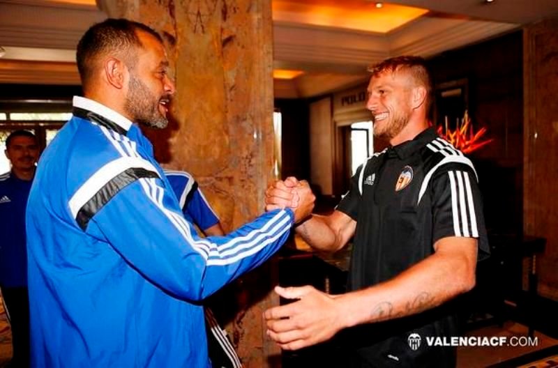 Yoel saluda al técnico valencianista Nuno a su llegada a Londres.