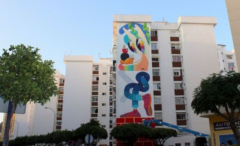 El edificio decorado por el vigués Nano 4814 en la Ruta de Murales Artísticos de Estepona.