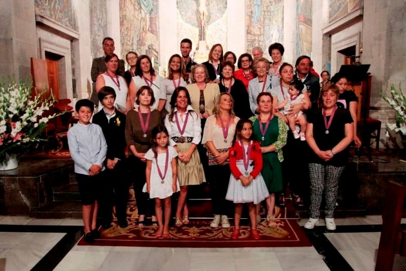 Los 41 nuevos cofrades posaron en una foto de familia con la Hermana Mayor, Marora Martín-Caloto.
