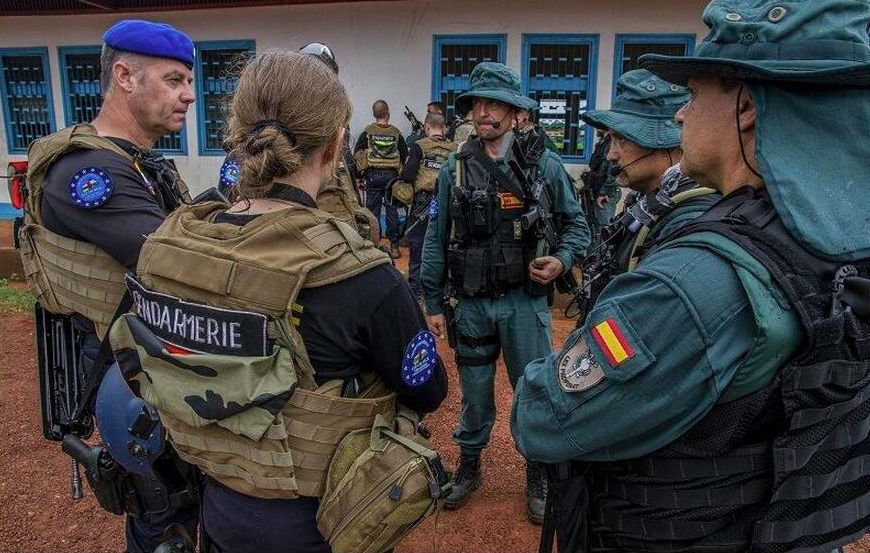 Varios miembros de la Guardia Civil en Centroáfrica conversan con gendarmes franceses.