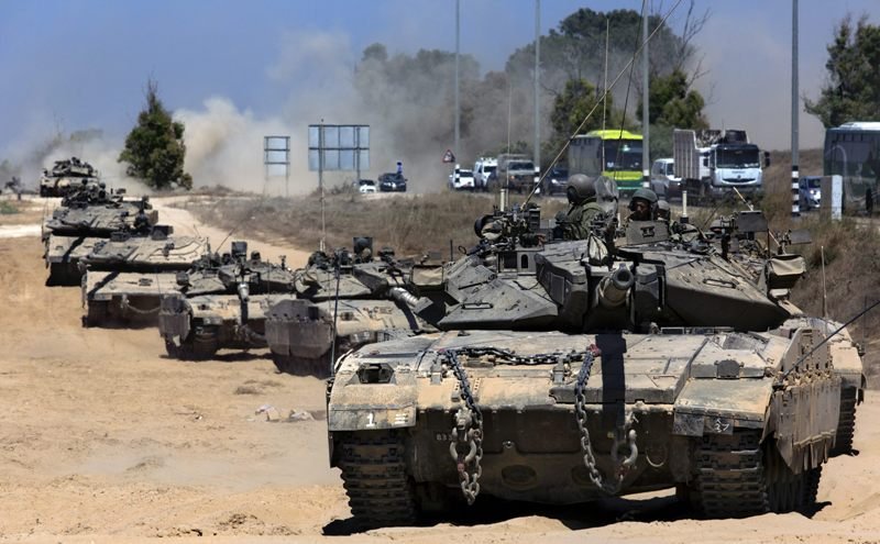 Blindados israelíes, dirigiéndose hacia la Franja de Gaza.