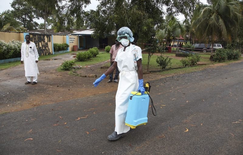 Una enfermera esparce desinfectante en las inmediaciones de un hospital en Monrovia, Liberia.