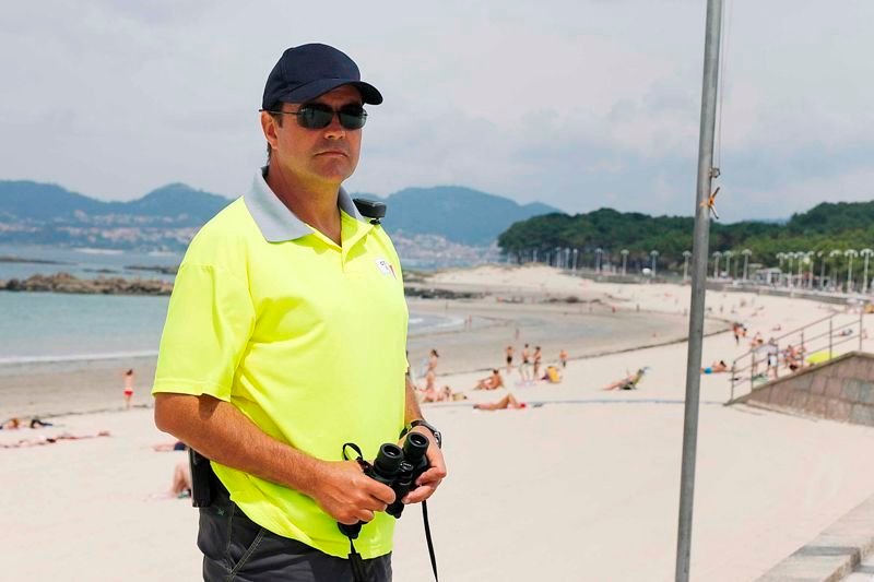 Carlos Vales, durante un servicio en la playa de Samil.