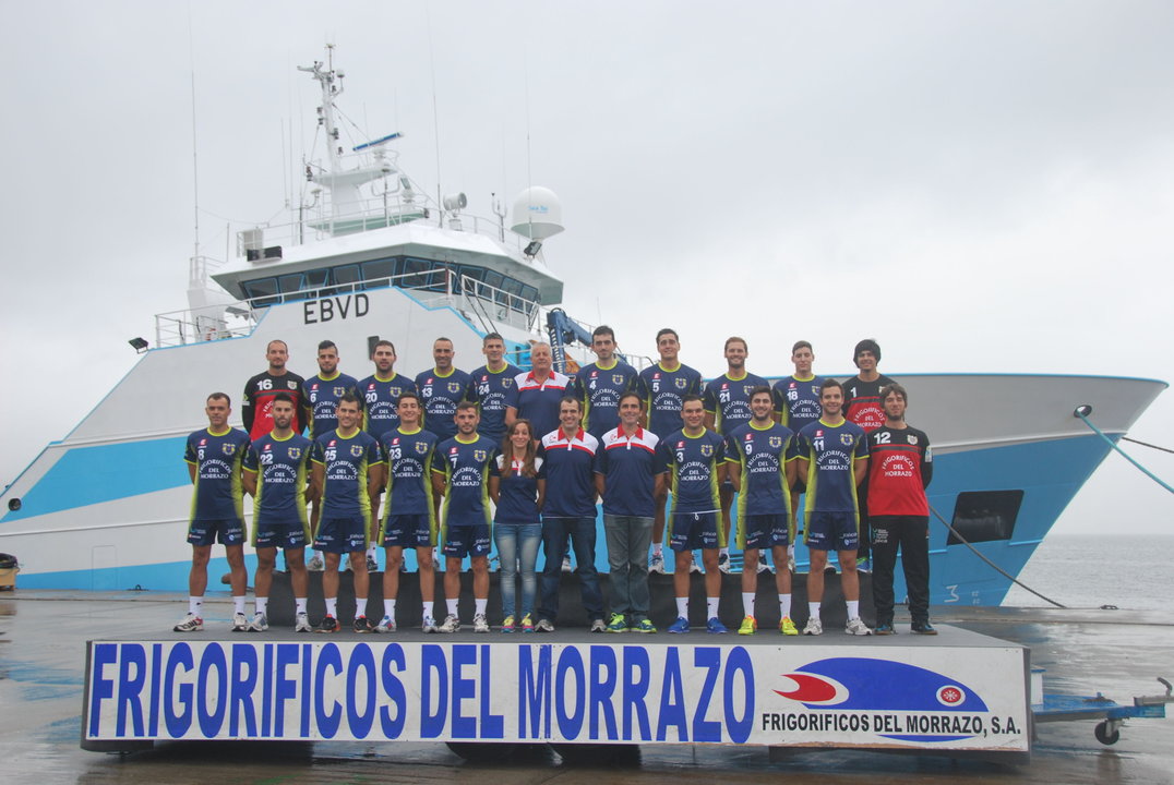 La plantilla del Frigoríficos del Morrazo para la temporada 2014/15 se presentó ayer en el puerto de Cangas.