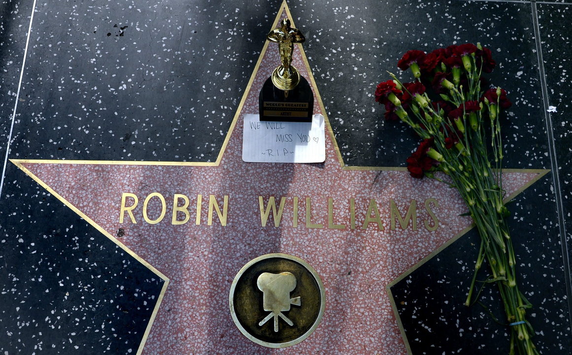Los fans homenajearon al actor en su estrella del paseo de la fama (NELSON)
