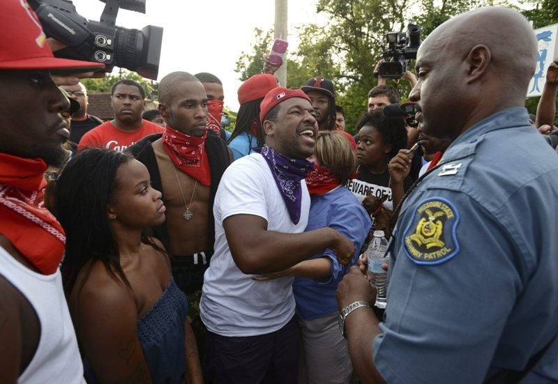 Un manifestante se encara a un agente de policía durante las concentraciones de Ferguson.