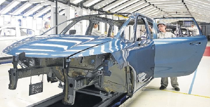 La fábrica de Balaídos -en la foto el taller de pintura- estima una producción por debajo de los 400.000 coches este año.