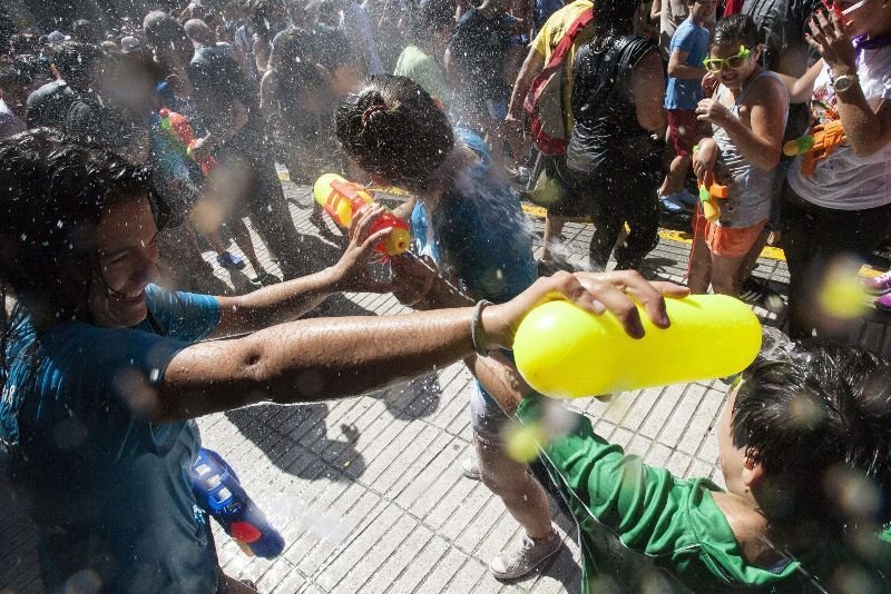 Un grupo de jóvenes se moja con botellas en un momento de la Festa da Auga de Vilagarcía.