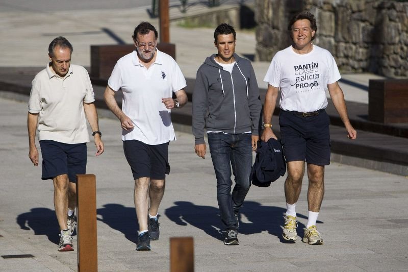 José Benito Suárez, Mariano Rajoy, Gómez Noya y José Ramón Lete, durante el recorrido de senderismo que realizaron ayer por Ribadumia.