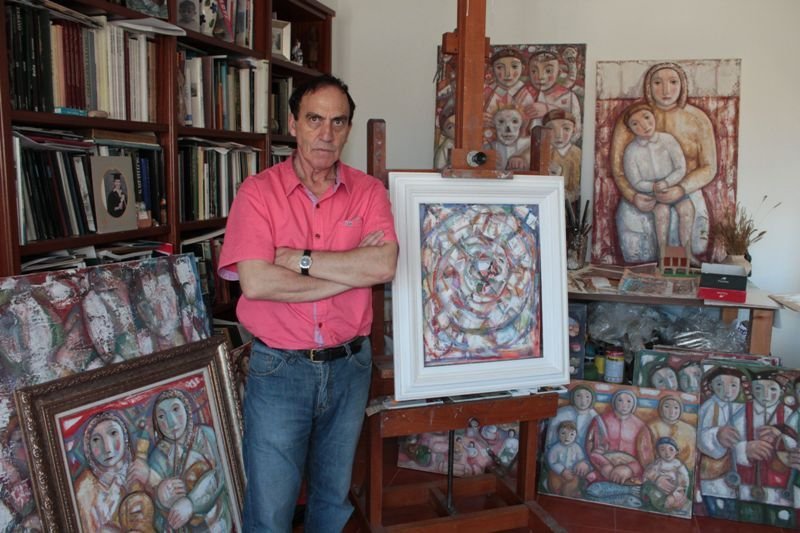Claudio Vasconcellos, Caíno, en su estudio ubicado en su casa de herencia familiar en Baiona  