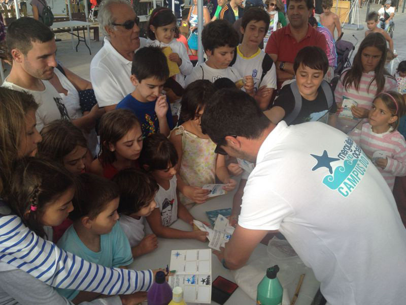 Un grupo de niños y jóvenes, en uno de los talleres sobre ciencias marinas desarrollados este fin de semana en plena playa de Rodeira.