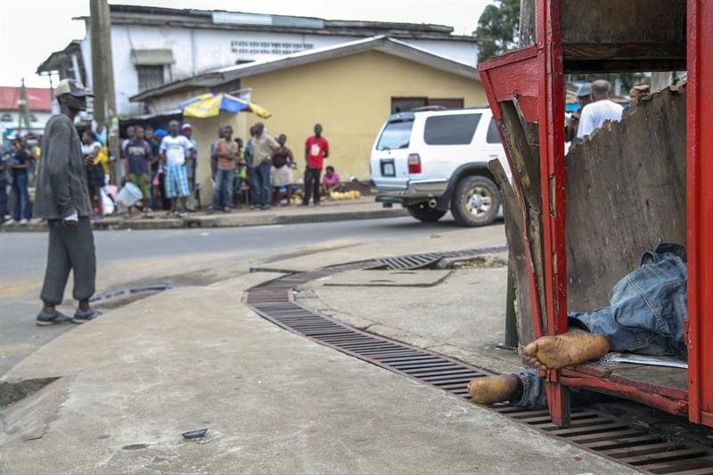 el cuerpo de una víctima de Ebola en una esquina de la calle en Monrovia, Liberia