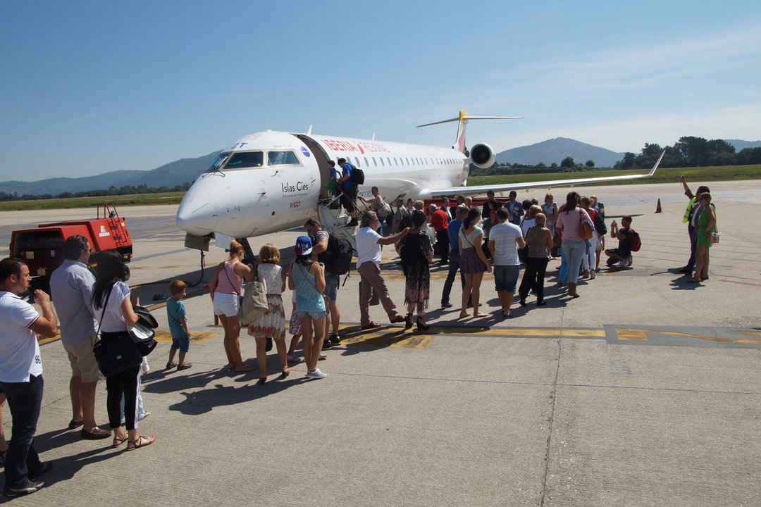 Un total de 76 pasajeros embarcaron ayer con rumbo a Tenerife, con el vuelo al 84%.