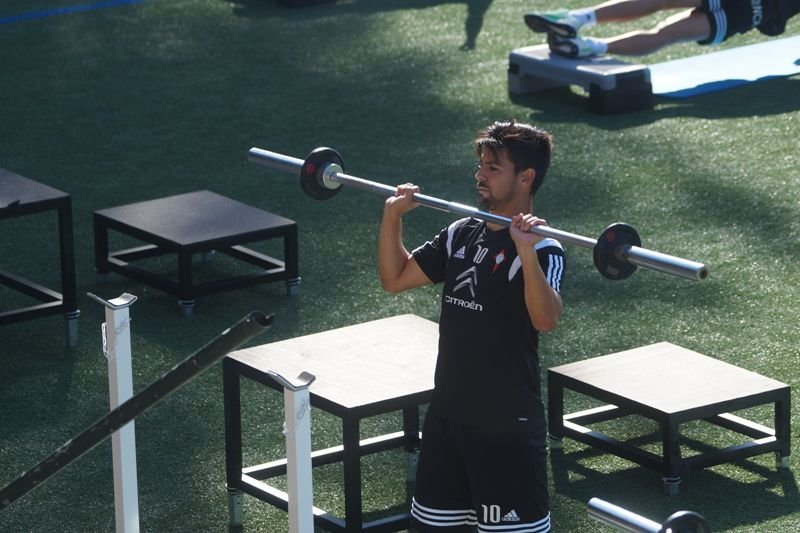 Nolito levante pesas durante el entrenamiento de ayer en las instalaciones deportivas de A Madroa.
