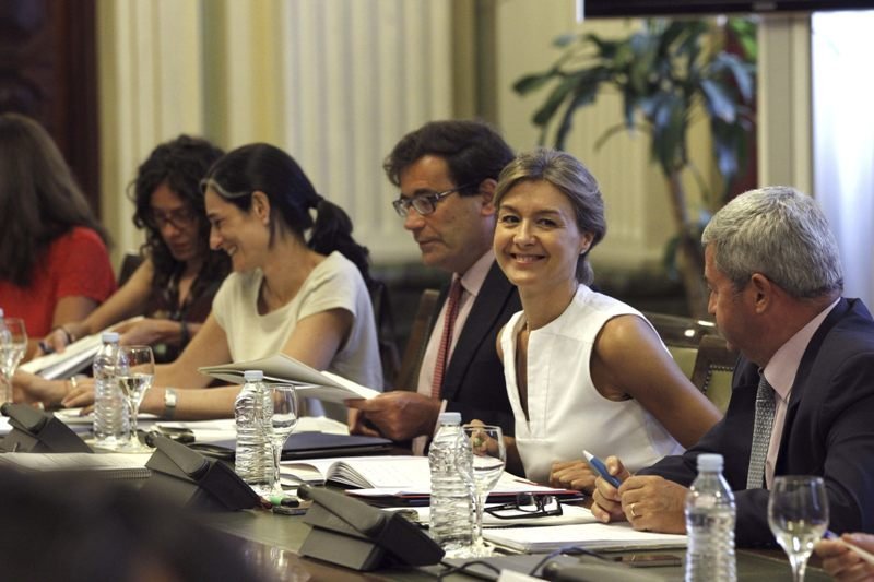 La ministra García Tejerina, durante su reunión de ayer con productores y distribuidores.
