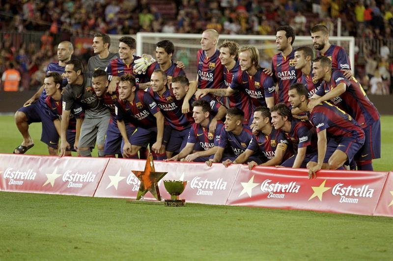 La plantilla del FC Barcelona posa con la copa tras vencer al Club León por 6-0 en el partido del Trofeo Joan Gamper